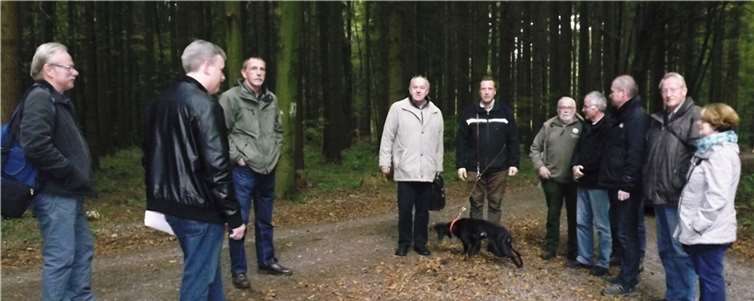 Mitglieder des Waldausschusses informierten sich vor Ort. privat