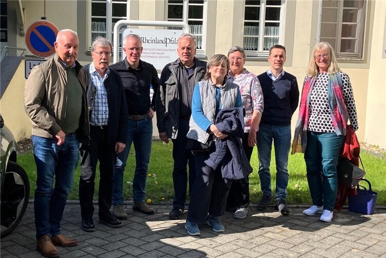 Mitglieder des dbb-Kreisvorstandes Westerwald beim DLR in Montabaur (v.l.n.r.) Rudolf Menges, Karl-Heinz Boll, Dienststellenleiter Sebastian Turck, Timo Schneider, Angela Schneider-Forst, dbb-Kreisvorsitzende Monika Petroschka, Stellv. Dienststellenleitung Heiko Stumm sowie Sigrid Janottta-Fischer.