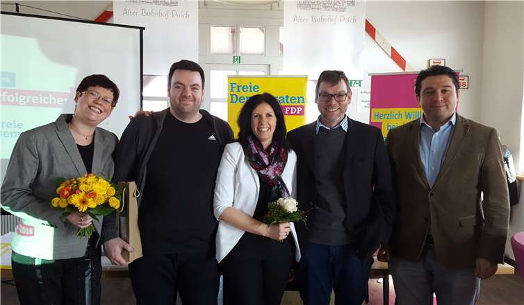 Mitglieder des ehemaligen Vorstandes, die Kreisvorsitzende und Mitglieder des neuen Vorstandes (v.l.n.r. Dr. Silke Wiß-Kotzan, Sven Zavelberg, Susanne Rausch-Preißler, Thomas Schroeder, Deniz Türköz) standen in regem Austausch.privat
