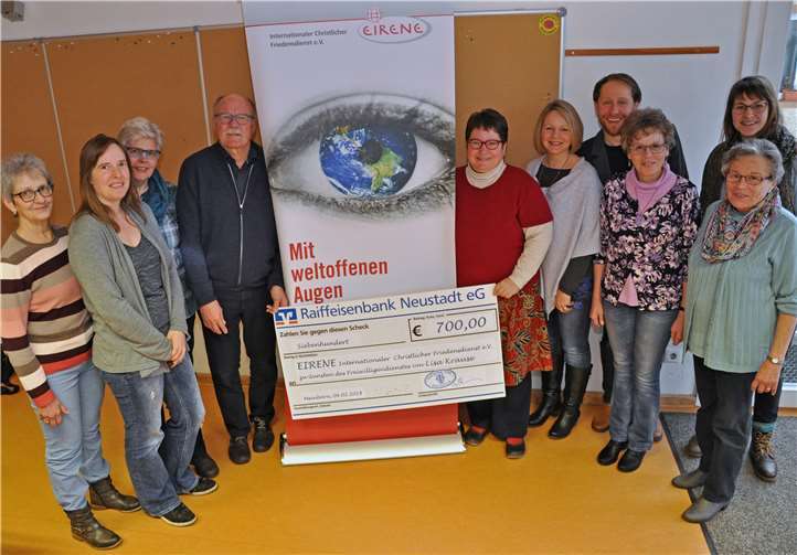 Mitglieder des gemischten Chors Meinborn überreichen einen Scheck über 700 Euro.privat