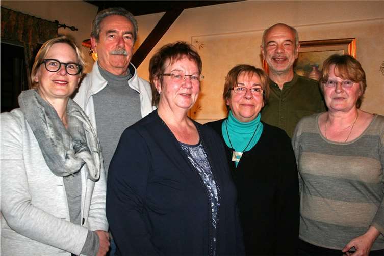 Mitglieder des neuen Vorstandes: Beisitzer Caro von Ostrowski (v.l.) und Georg Tschida, Zweite Vorsitzende Reinhild Kobold, Vorsitzende Elisabeth Groß, Schriftführer Martin Eggert und Schatzmeisterin Hildegard Unger. HG