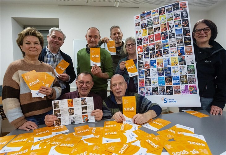 Mitglieder im Forum Selters mit Jahresprogramm 2026 und einem Banner mit alle Plakaten der letzten Jahre. Foto:: Eckhard Schneider