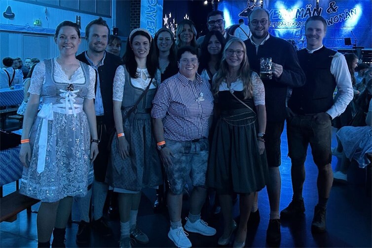 Mitglieder sowie Freundinnen und Freunde des Dorfvereins Glockscheid-Wüscheid auf dem Oktoberfest in Niederbreitbach.