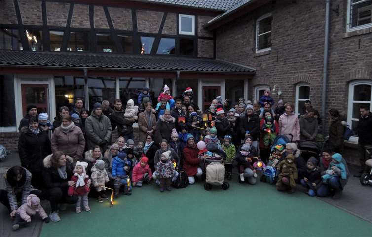 Mitglieder und Angehörige der Elterninitiative Kleinkinder Wibbelstätz e.V. im Hof Raaf