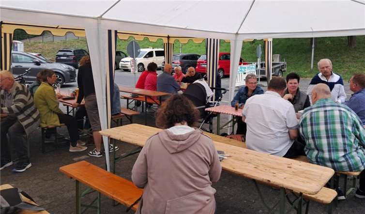 Mitglieder und Besucher des Sommerfests des Linzer Sterner Bürgervereins an der Turnhalle am Miesgesweg.Foto: Yvonne Adams van Beek