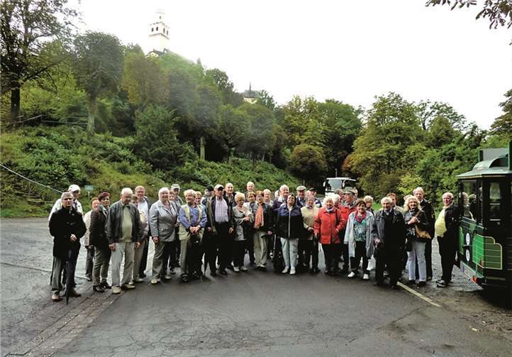 Mitglieder und Freunde der Brohltaler Senioren-Union am Fuße der Marksburg.privat