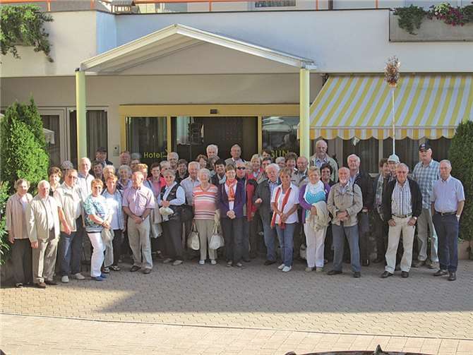 Mitglieder und Freunde der Bürgergemeinschaft Bachem vor dem Hotel in Natz.Privat