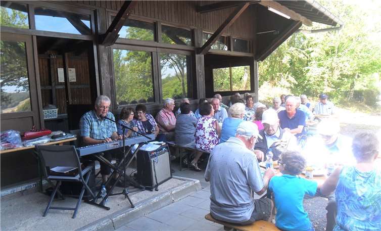 Mitglieder und Freunde der CDU-Senioren-Union Brohltal vor der Hütte am Marienköpfchen. privat