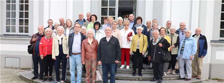 Mitglieder und Freunde der Senioren-Unionverbände Brohltal und Bad Breisig vor dem ehemaligen Jagdschloss Falkenlust.Foto: privat