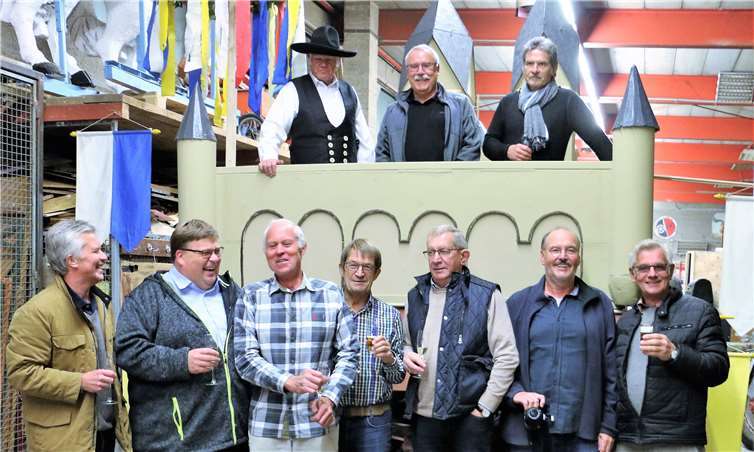 Mitglieder und Freunde des Fördervereins bei der Feier auf dem nachgebauten Mariendom in der Wagenbauhalle. Foto: privat