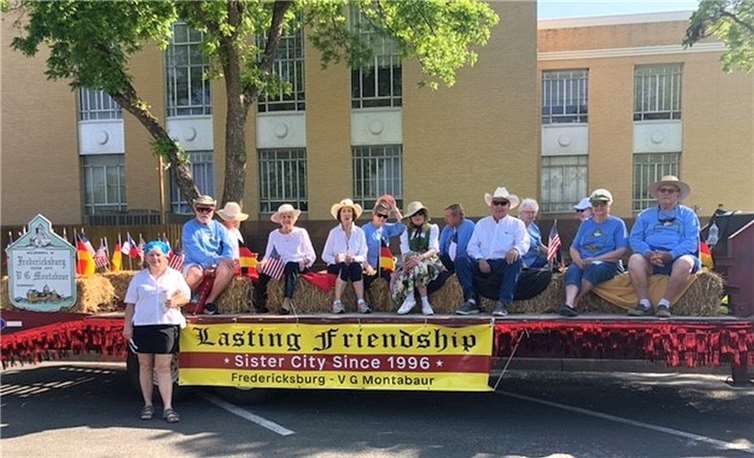 Mitglieder und Freunde des Sister City Vereins in Fredericksburg grüßen die Verbandsgemeinde Montabaur. Foto: privat