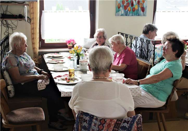 Mitglieder und Gäste der AWO Irlich verbrachten eine schöne Zeit zusammen beim Sommerfest im Irlicher Seniorentreff. Foto: privat