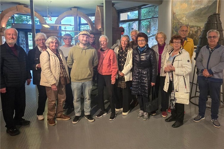 Mitglieder und Gäste der Senioren Union Koblenz gemeinsam mit Museumsmitarbeiter Moritz Krebs bei der Highlightführung durch das Rhein-Museum in Ehrenbreitstein.