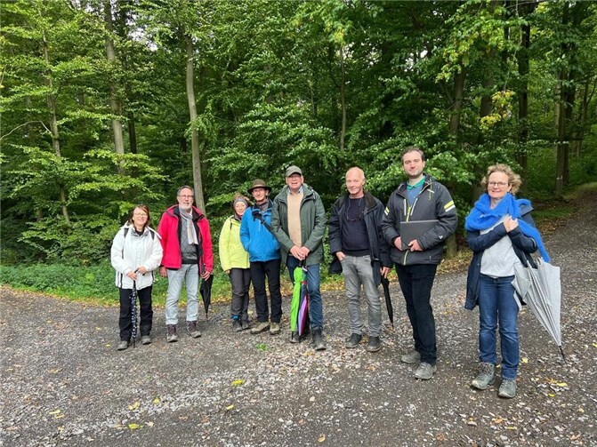 Mitglieder und Gäste des Denkmalvereins erkundeten zusammen mit Museumsleiter Gabriel Heeren (2. v.r.) und Vorsitzendem Hardy Rehmann (4. v. r.) archäologische Fundstellen im Harterscheid zwischen Hennes-Schneider-Haus und Löhndorf. Foto: Denkmalverein