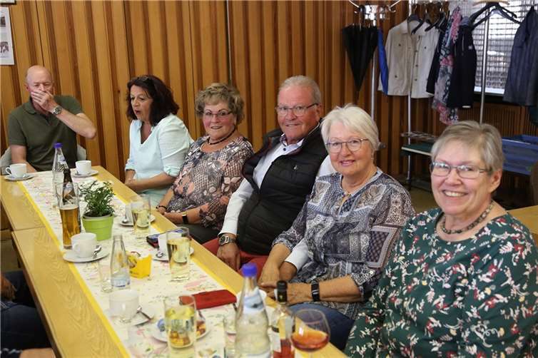 Mitglieder und Gäste im Gespräch