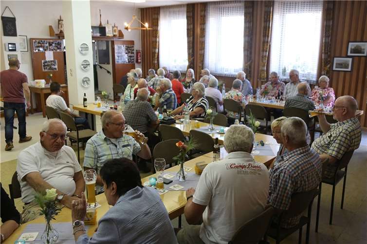 Mitglieder und Gäste in geselligen Runden