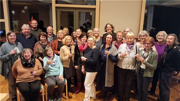 Mitglieder und Gäste stoßen auf ein erfolgreiches Jahr an.  Foto:Sabine Peter