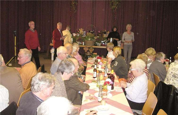 Mitglieder und Gönner des Obst- und Gartenbauvereins Kasbach am Erntedankfest im Bürgerhaus.privat
