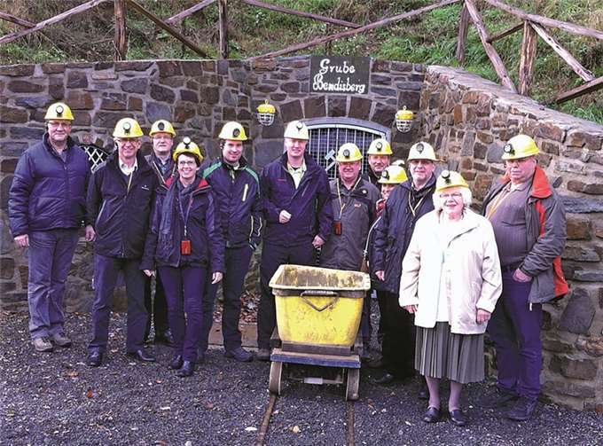 Mitglieder und Parteifreunde des CDU-Ortsverbandes Nachtsheim vor dem Eingang der Grube Bendisberg. privat
