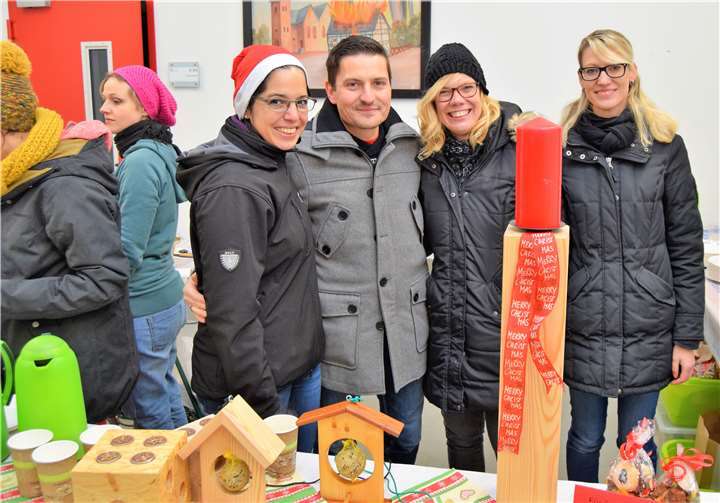 Mitglieder vom Förderverein verkaufen Plätzchen und beköstigen die Kinder.EICH