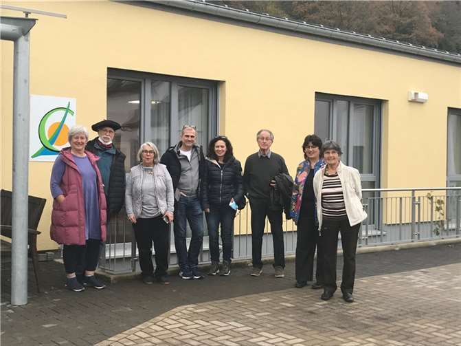 Mitglieder von „La Compostella“ und Interessierte bei der ersten Besichtigung oder Mitglieder und Interessierte vor dem Logo des Wohnprojektes