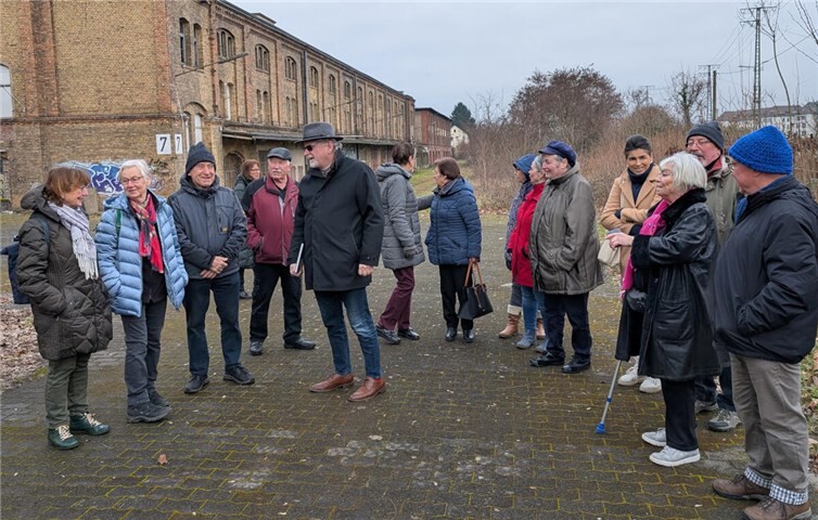 Mitglieder von LützelAktiv e.V. bei einem Rundgang über das StOV-Gelände – im Gespräch über die Idee eines dauerhaft zugänglichen Treffpunkts für alle Generationen in Lützel.
