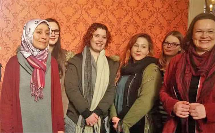 Mitglieder von Merida und Besucherinnen vom HoT im Gespräch mit Bundesarbeitsministerin Andrea Nahles im Sinziger Schloss. Privat