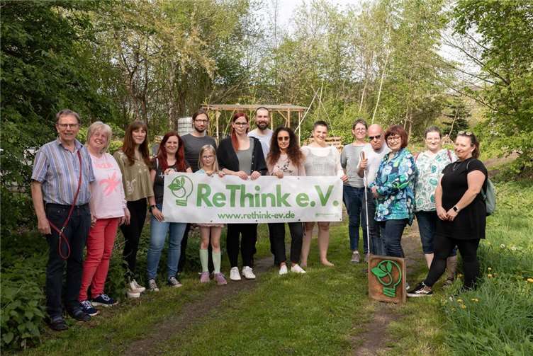 Mitglieder von ReThink e.V. beim Treffen im Gemeinschaftsgarten.  Foto: Svenja Falkenhagen