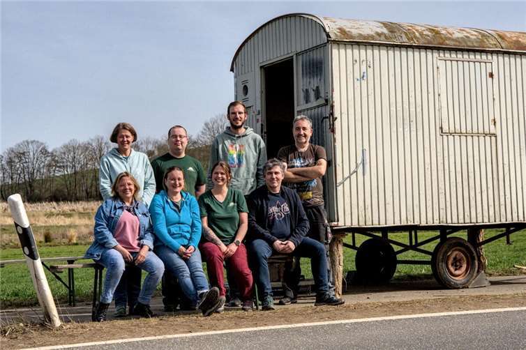 Mitglieder von den Grünen aus Mendig gemeinsam mit Helfern der Wildvogelstation Kirchwald. Foto: O.Kaul