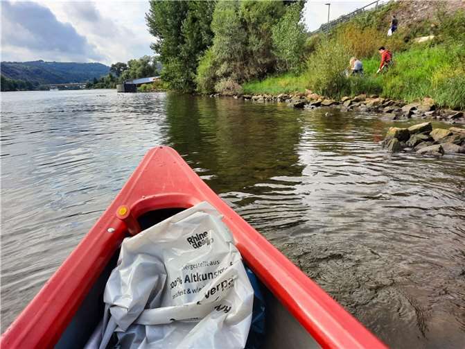 Mitglieder waren mit Kajaks und Kanus auf der Mosel unterwegs, um den Müll an den nicht zugänglichen Stellen einzusammeln.Foto: Roland Geyer/WSC