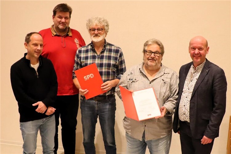 Mitgliederehrung beim SPD-Ortsverein „Montabaur Land“: Uli Neuroth und Uli Schmidt (2. und 3. v.r.) wurden für 45 Jahre Mitgliedschaft bei der SPD geehrt. Foto: Ellen Heyne