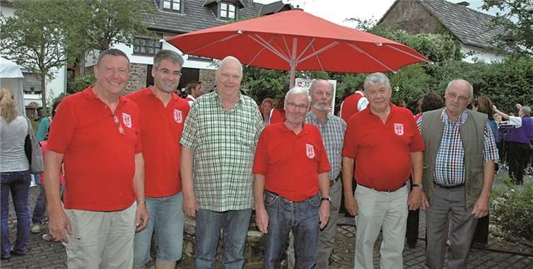 Mitgliederehrungen (v.li.): Klaus Reuter (40), André Knebel (Dirigent), Manfred Pauly (55), Rolf Theisen Vorsitzender (55), Karl-Heinz Tempel (55), Franz-Josef Flammersheim 2. Vorsitzender und Helmut Rader (45). UM