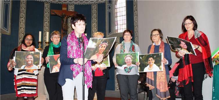 Mitgliederinnen der evangelischen Frauenhilfe informieren über „Surinam“.privat