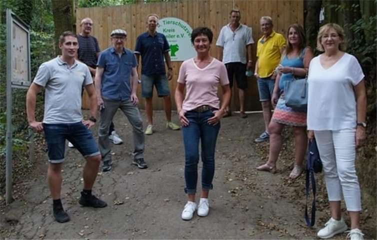 Mitglieder/innen des CDU-Stadtverbandes Remagen umrahmen die CDU-Landtagskandidatin Petra Schneider.Foto: privat