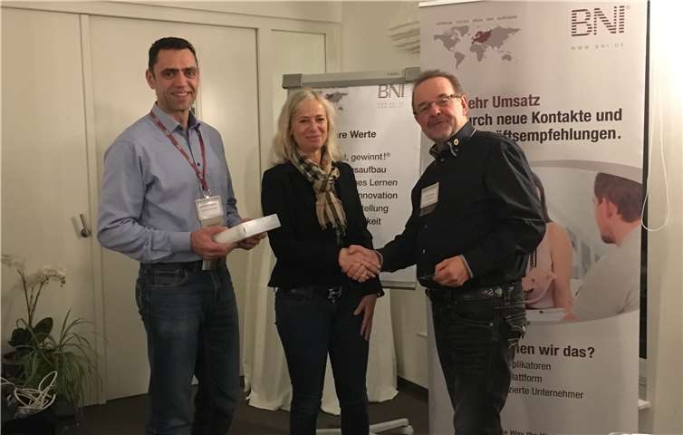 Mitgliederkoordinator Markus Wahl (l.) und Chapterdirektor Harald Monschau (r.) hießen Andrea Regnery in den Reihen des BNI Rhein-Ahr willkommen.privat