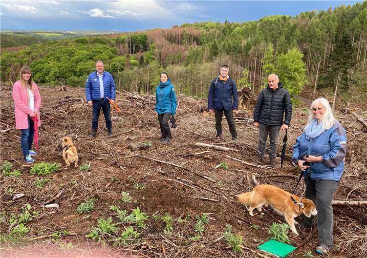 Mitgliedern des Linzer CDU-Stadtverbands im Wald (Region VG Linz): v.li. Vera Burkard, Helmut Muthers, Ann-Katrin Fischer, Dennis Swirsky, Detlef Nonnen, Ruth Zimmermann.Quelle: CDU Linz