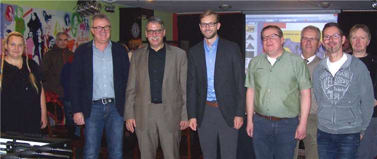 Mitgliederversammlung im Haus der Jugend: (v.l.) Mitarbeiterin Franziska Tamm, Geschäftsführer Guido Göbel, der scheidende Vorsitzende Andree Stein und sein Nachfolger Ulrich Richter-Hopprich, Teamleiter Ivan Sudac, der Erste Stadtbeigeordnete Gerd Frink in Vertretung der Stadtbürgermeisterin sowie Roman Blaser und Rainer Schlemmer vom Team. Haus der Jugend/Julia Zöller)