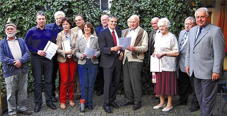 Mitgliedschaft über 50, 40, 30 und 25 Jahre - der CDU -Ortsverband ist stolz auf soviel Treue und Vorsitzender Norbert Heidgen (Mitte) ehrte die „Langjährigen“, soweit sie bei der Jahrestagung anwesend waren.FA