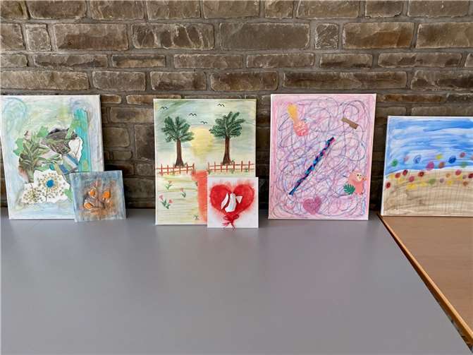 Mithilfe der Gestaltungspädagogin Maria Sögtrop fertigten die Teilnehmerinnen am Samstag ein Zukunftsbild an. Foto: privat