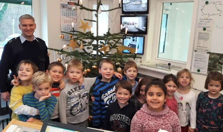 Mithilfe der Kinder kam auf der Polizeiinspektion etwas festlichere Stimmung auf. privat