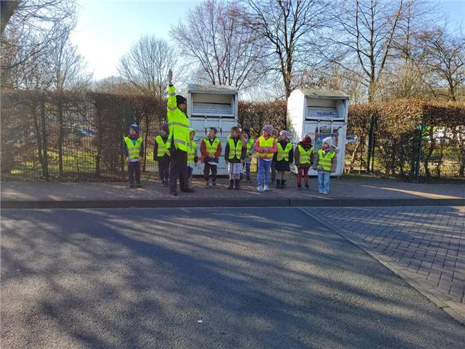 Mithilfe der Polizistin überquerten die Kinder sicher die Straße. Foto: privat