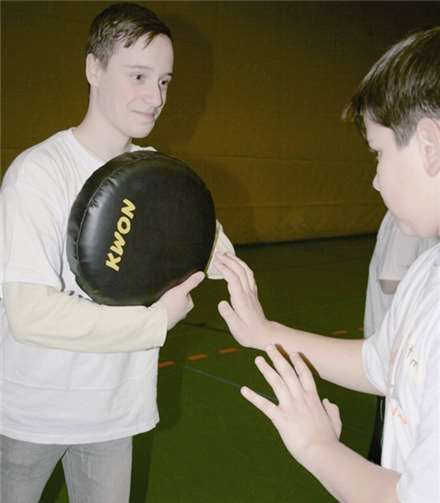 Mithilfe des Fair-Play-Programms der Sportjugend RLP erfuhren die Schülerinnen und Schüler am eigenen Leib, wo Grenzen überschritten und der Fair Play Gedanke mit Füßen getreten wird.