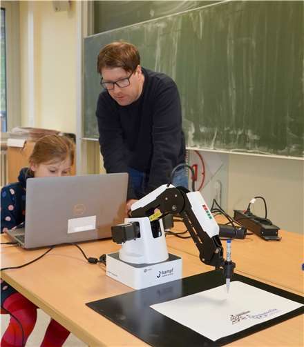 Mithilfe des Roboters wurden erste Namensschilder am Tag der offenen Tür geschrieben.