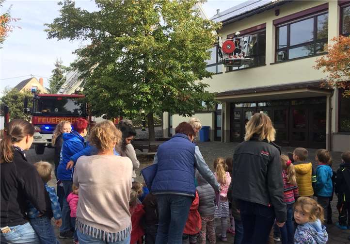 Mithilfe des Teleskopgelenkmastes wurde die verloren gegangene Erzieherin gerettet.