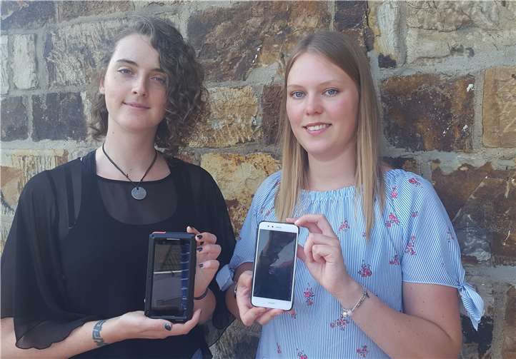 Mithilfe einer Dokumentenkamera können die Teilnehmer die Vorgänge am Smartphone auf einer Leinwand live mitverfolgen und 1:1 an ihren eigenen Geräten umsetzen.Foto: privat