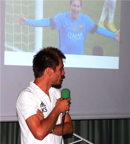 Mithilfe einiger Videosequenzen stellte Spielertrainer Kodai Stalph seine Philosophie vor.