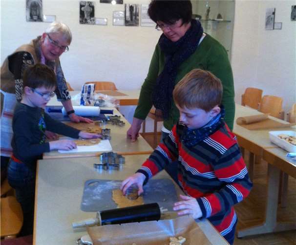 Mithilfe fachkundiger Unterstützung konnte der Teig leicht in weihnachtliche Form gebracht werden.