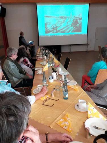 Mithilfe seines Bildvortrages wurden viele Erinnerungen an vergangene Zeiten angeregt und mit historischen Ereignissen und Anekdoten verknüpft. Foto: privat