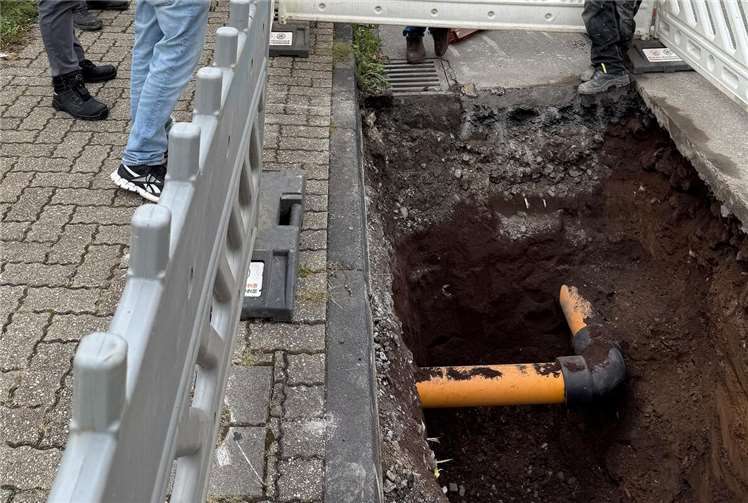 Mithilfe solcher Kopflöcher wie hier an der Karl-Russell-Straße wurde Teile des Gasnetzes freigelegt, um dann Wasser aus dem Rohrsystem ablassen zu können. Foto: Marcelo Peerenboom/evm
