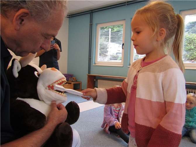 Mithilfe von Kälbchen „Emmi“ und einem großen Gebiss demonstrierte Dr. Bergner mit einer Riesenzahnbürste die richtige Zahnpflegetechnik.  Fotos: Haus für Kinder Vallendar
